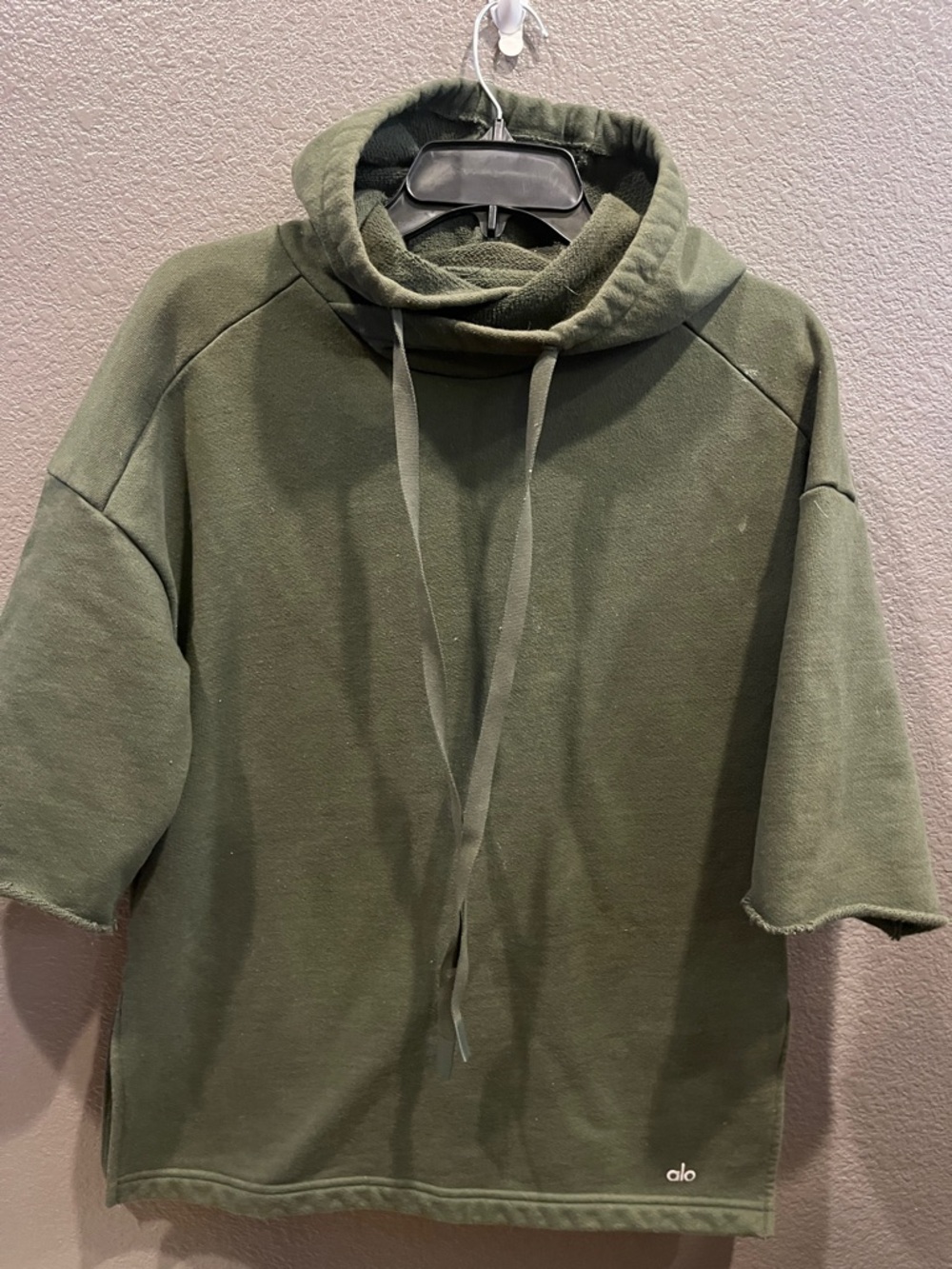 ALO Yoga Short-Sleeve Hoodie in Olive